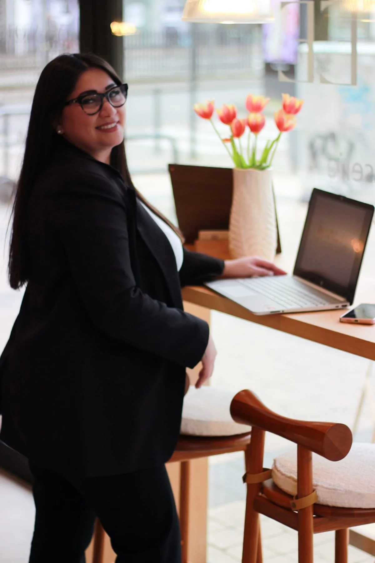 Secrétaire indépendante debout dans son espace de travail
