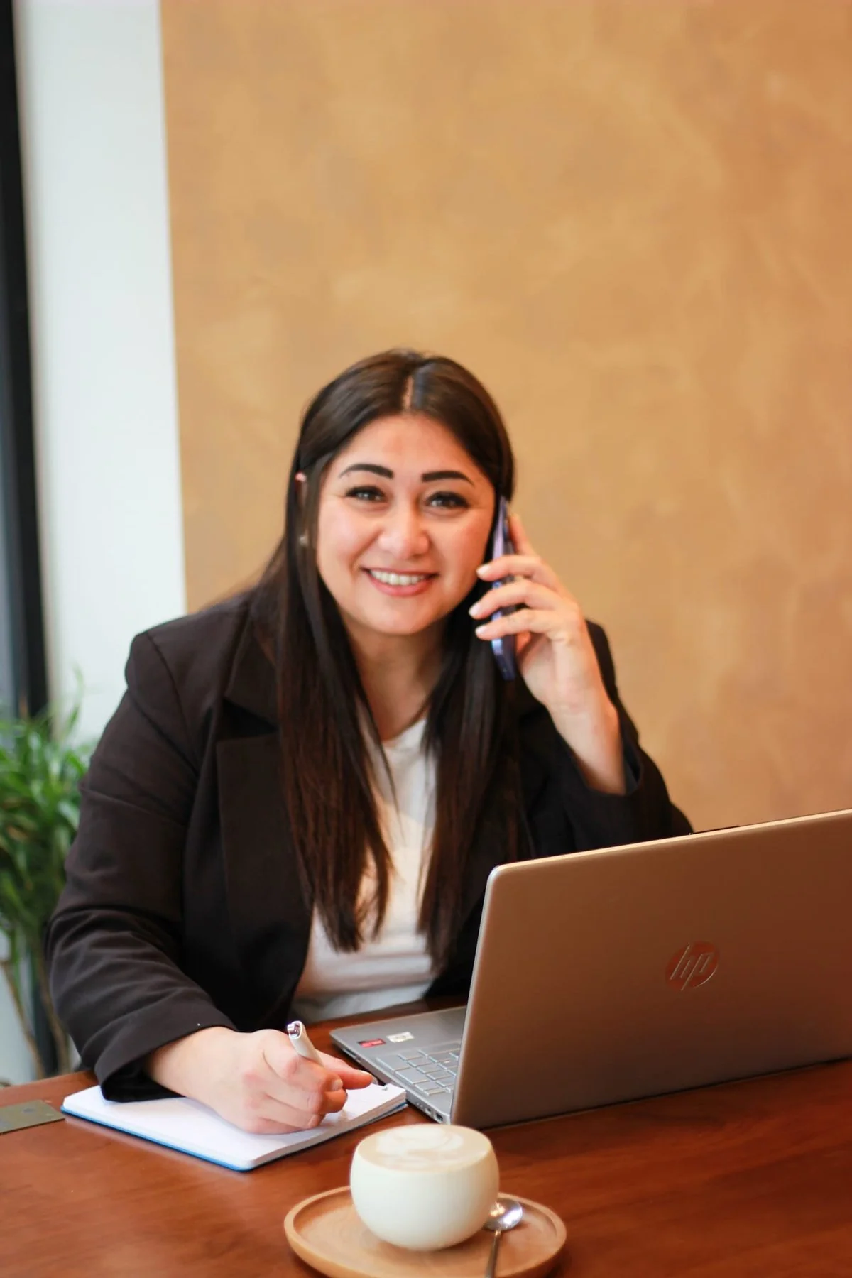 Fondatrice de LAS Office Solutions, au téléphone avec un client